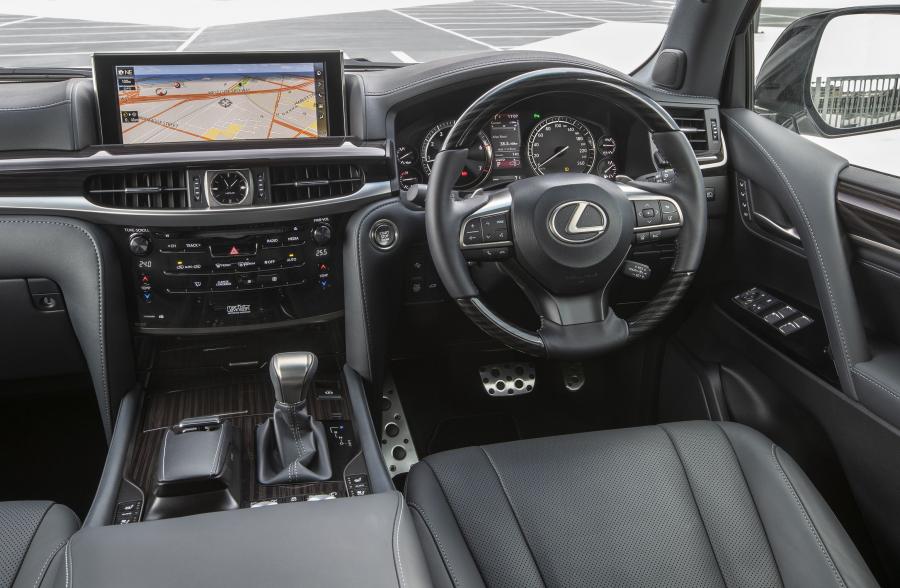 Торпедо Lexus LX570 S (URJ200) 2018 года  (AU) (фото 3 из 8)